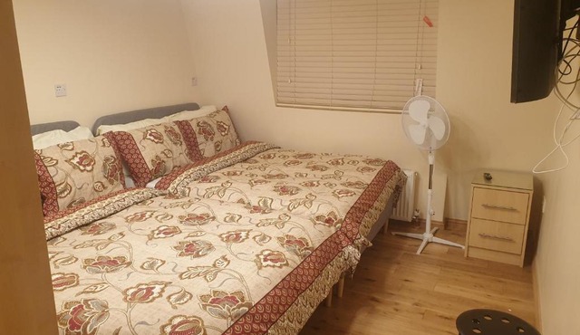 London Luxury 3 bedroom 2 bathrooms flat 1 min to Redbridge Station FREE parking & WIFI