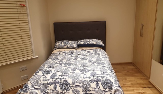 London Luxury 3 Bedroom with 3 Ensuite Bathrooms and Free Parking Close to Tube