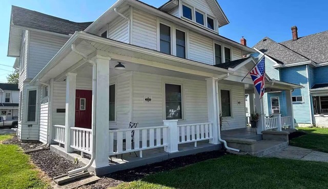 London Maisonette: Red Doorn Great space in a small town close to the big city!