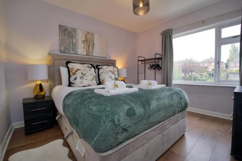 London Road Villa - Free Netflix, Private Parking, WiFi & Private Garden