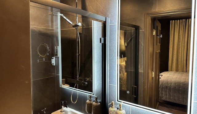 London Studio Flat, Double Bed, En-suite Bathroom & Kitchenette.