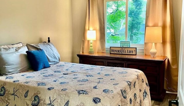 London Towne Bungalow w/Loft - Walk to the Beach!