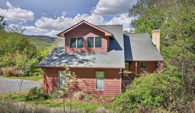 Lone Bear Cabin: Lv2 EV, WiFi, River Access, Mountain Views, fireplace, hot tub