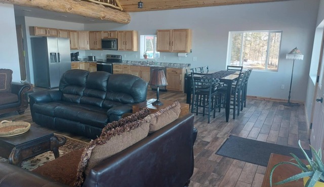 "Lone Lodge" 5-bedroom cabin with WiFi, AC, Dock,Landing, close beach.
