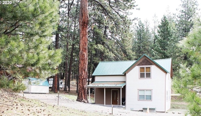 Lone Pine Claim - Just minutes to ATV and hiking trails.