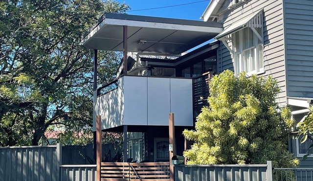 Lone Pine House -spacious & convenient - great for families, groups, pets!