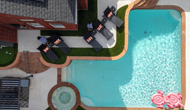 Lone Star Escape: Pool & Spa, Putting Green, Games