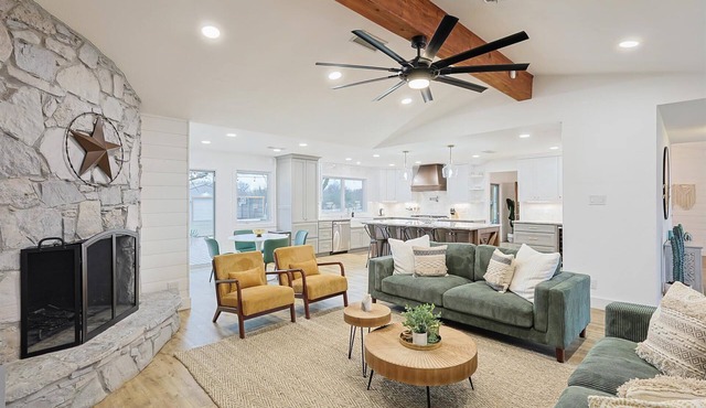 Lone Star Getaway - 5BD/3BA w Game Room & Backyard