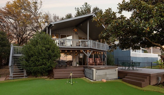 Lone Star Lake Cottage, SUNSET VIEWS, NEW deck/boat dock/putting green