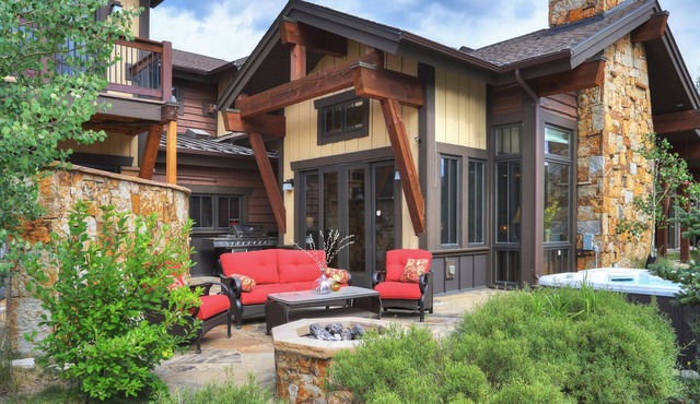 Lone Star Lodge: High End Property - On the River - Hot Tub - Dog Friendly.
