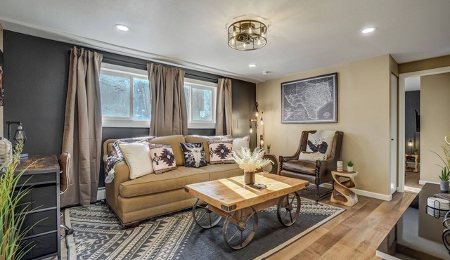 Lone Star Lookout - Cozy 2-BR w/Mountain Views, King Bed & Pet-Friendly Yard