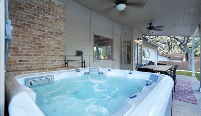 Lone Star Luxe: Pool, Indoor Slide & Sport Court!