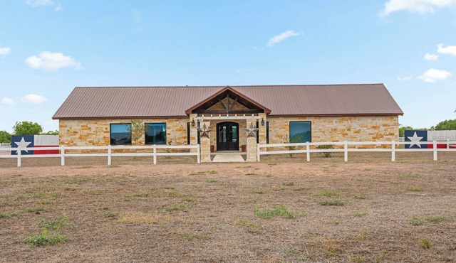 Lone Star Luxury Ranch - 4-Bed, 3-Bath, Swimming Pool, Grill, Washer/Dryer, WiFi