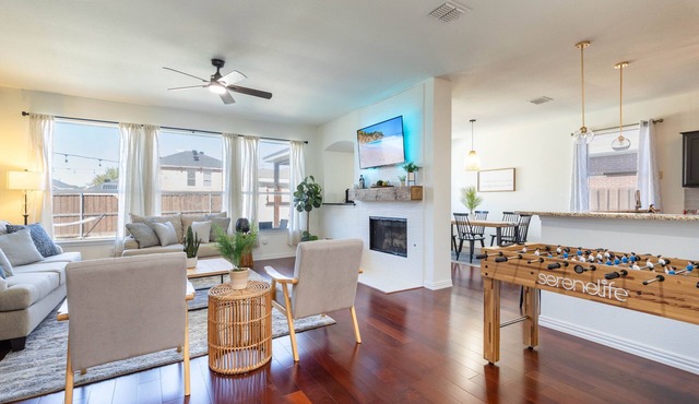 Lone Star Oasis! Near UNT - Heated Pool, Spa, King Bed, Incredible Location!