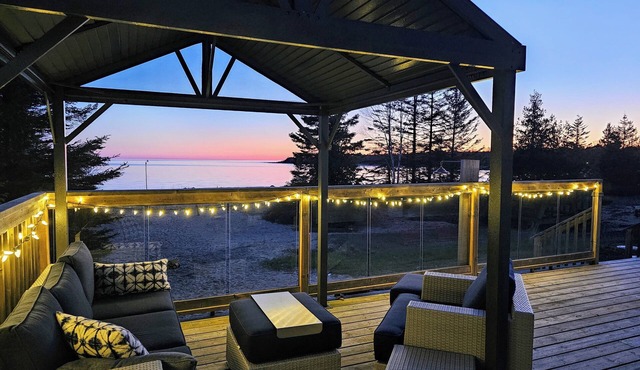 Lonely Bay Beach House - stunning private sand beach, modern home *30 day min*