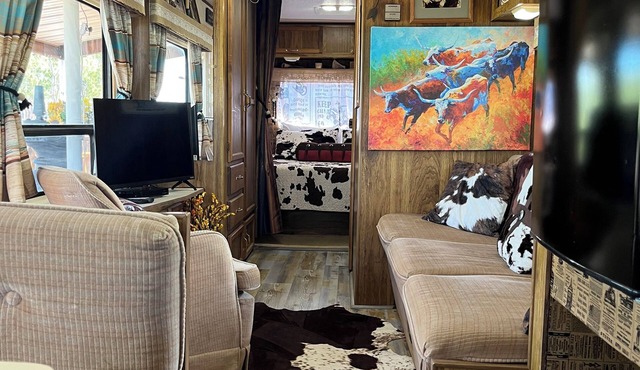 Lonesome Dove a Vintage 1-bedroom camper with large covered deck pet friendly