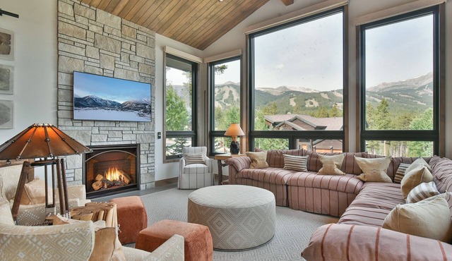 Lonestar Lodge: Sweeping Mountain Views, Hot Tub & Patio