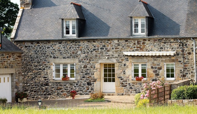 Longère Bretonne Dans un Écrin de Verdure
