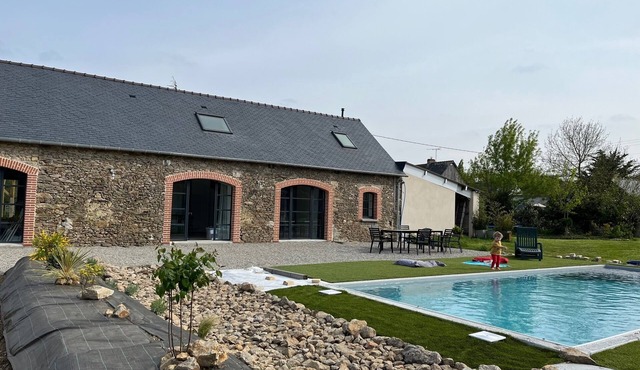 Longère en Pierre Avec Piscine Chauffée