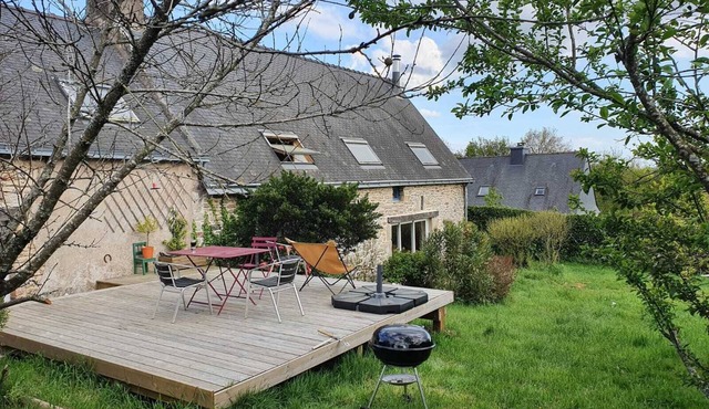 Longère à 10 Minutes de Vannes et du Golfe du Morbihan, Belle Terrasse et Jardin