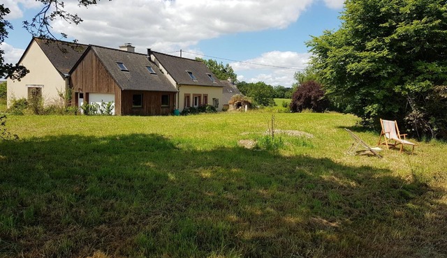 Longère (130m²) in quiet countryside: 5 bedrooms, large kitchen, garden.