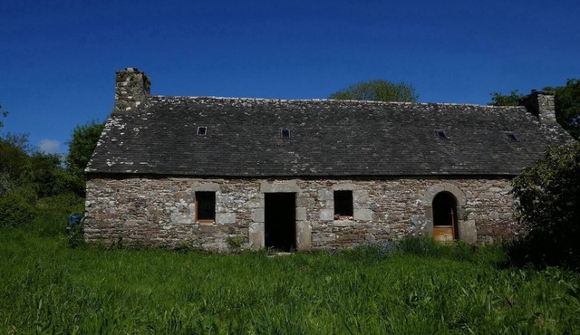 Longère Bretonne Avec Grand Terrain, à 3km de la mer !