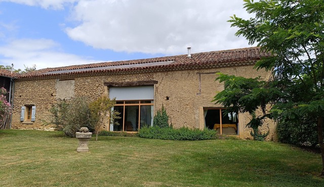 Longère (farmhouse), single storey, all comforts. Pets allowed