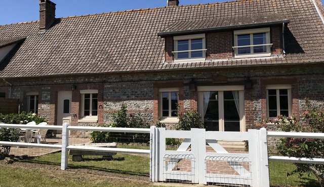 Longère in sandstone, near large beach