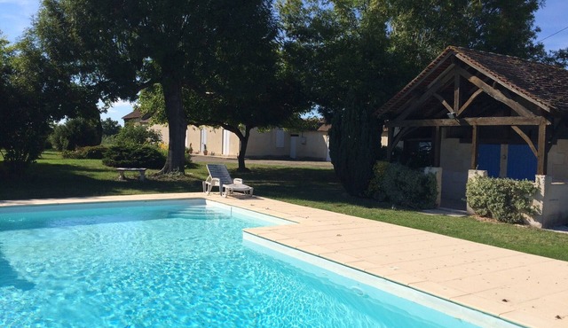 Longère perigourdine in quiet surroundings with swimming pool
