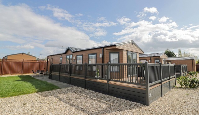 LONG ACRES LODGE, family friendly, with a garden in Evesham
