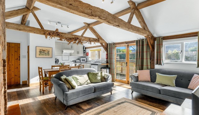 Long Barn - sleeps 5 guests in 2 bedrooms