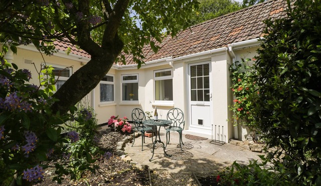 LONG BATCH COTTAGE, romantic, character holiday cottage in Ditcheat