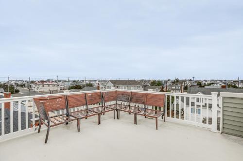 Long Beach Island Townhome with Rooftop Deck and Grill