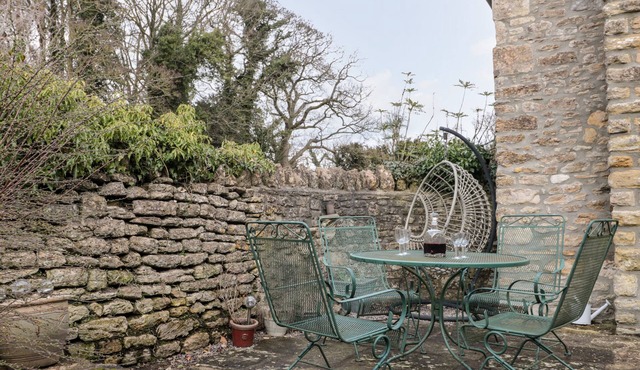 LONG COTTAGE, pet friendly, with open fire in Hinton Charterhouse