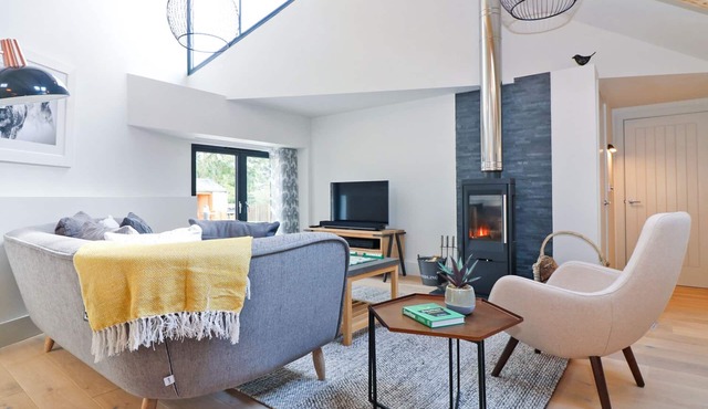 LONG HOUSE, BOSKENSOE BARNS, pet friendly in Mawnan Smith