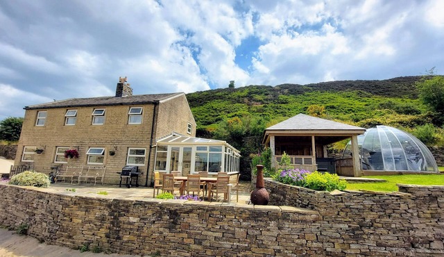 LONG ING FARM, pet friendly, with hot tub in Hade Edge, Yorkshire