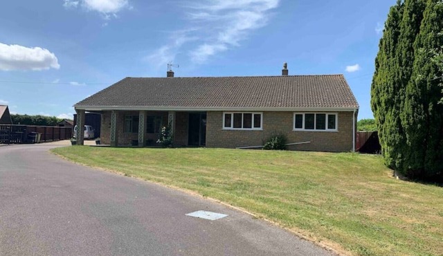 Long Lane Stables Lodge. Spacious Country Retreat