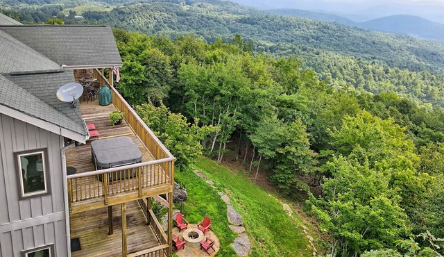 LONG RANGE 180 DEGREE VIEW MOUNTAIN RETREAT, DOG FRIENDLY
