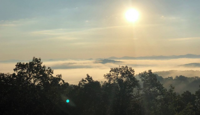 Long Range Views! 3 Fireplaces-Sleeps 20-Blue Ridge-Pool Table/HotTub-Pets OK.