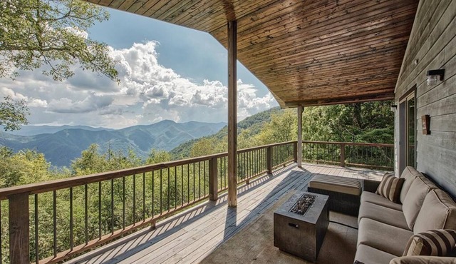 Long Range VIEWS AT 5100 FT! High-Speed Wifi, Pool Table, Large Covered Porch!