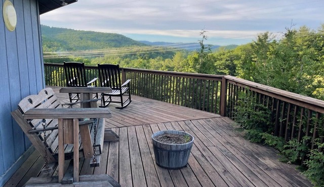 Long Range Views, Easy Access, WIFI, Pet Friendly, Gas Log Fireplace, Deck