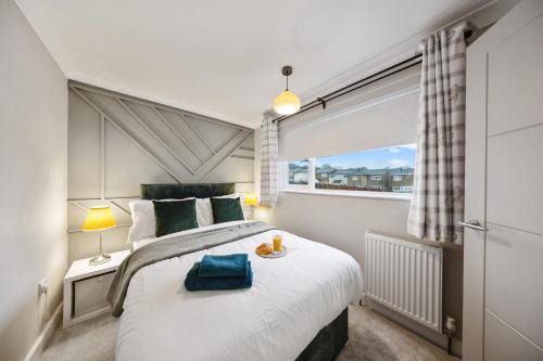 Long-short-stay Medway home with parking, WiFi &pool table