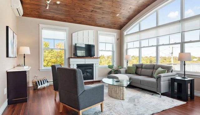 Long Stay Available- Stunning 2 Bed with Lake View