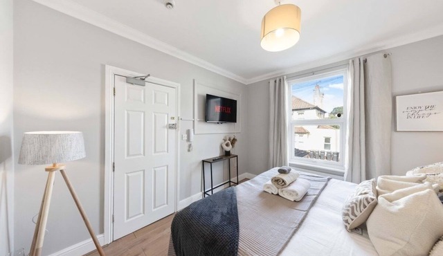 Long Stay Ready | King Bed | Kitchen | WiFi | Town