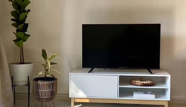 Long stay - townhouse with fully enclosed yard. Close to Surfers shops