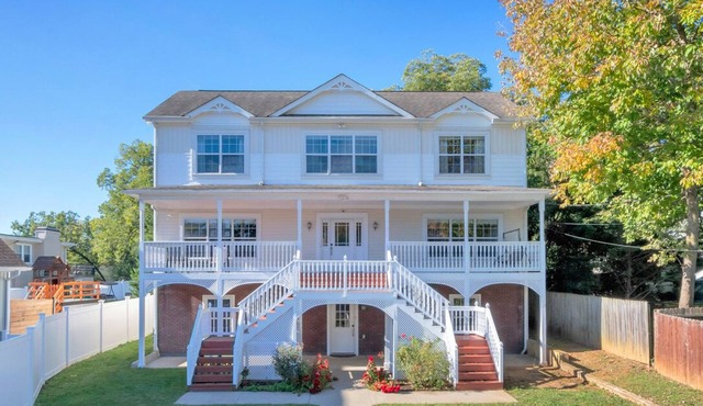 Long Street Cottage - 5 bdrm/3.5 bath - North Downtown