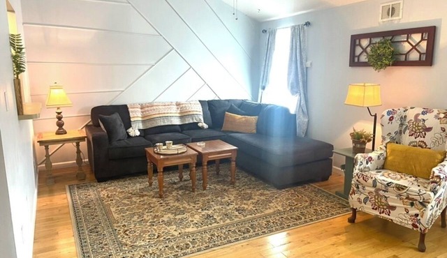 Long term chic en suite 2 bedroom Corp Rental in N. Knox/Powell with WiFi, AC