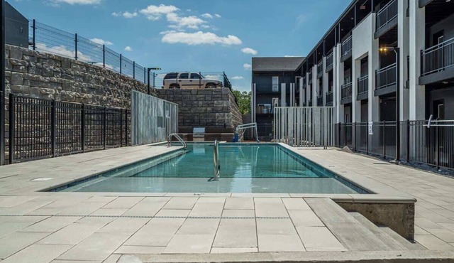 Long Term Condo with Pool, Gym, Balcony, Parking, Sleeps 6, King Suite + Sleeper Sofa, Minutes to Downtown & Five Points, Perfect for Long Stays and Remote Work, 24 Hour Hospitality