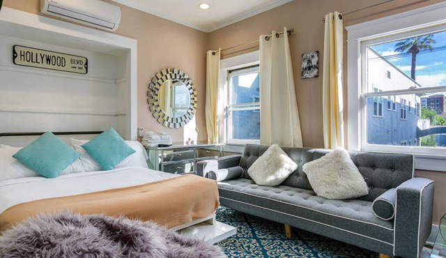LONG TERM - EXTENDED STAY - ONE Block to City Center. LUX Retro. Free Parking