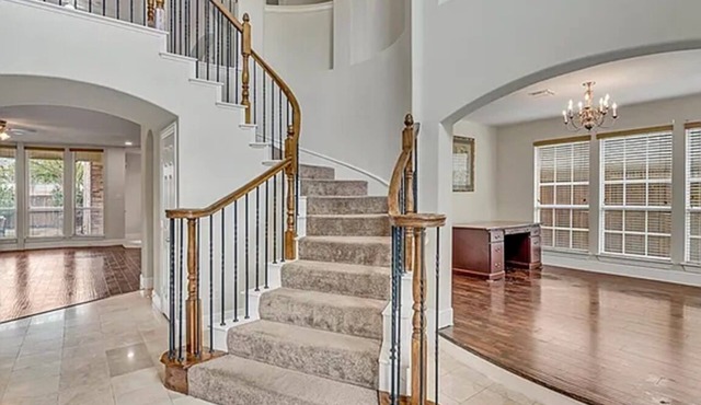 Long-term rental resident home with Spacious 8-bedroom with AC WiFi Laundry room